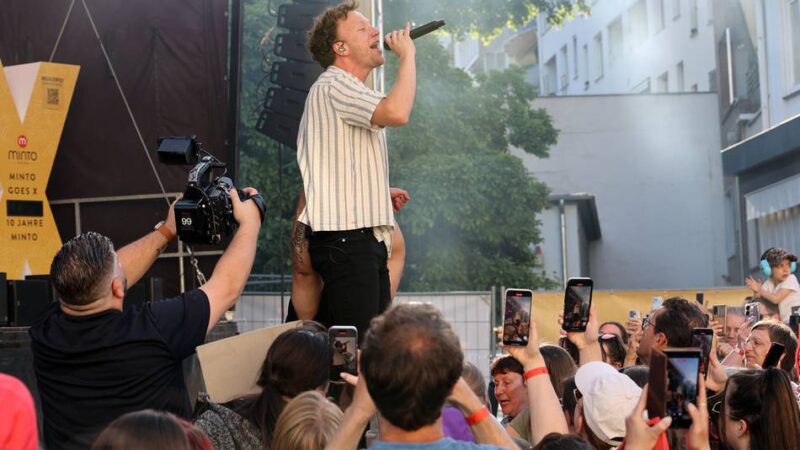 Popsänger Joris zu Gast in Mönchengladbach: Minto feiert Jubiläum mit Freiluft-Konzert auf Sonnenhausplatz