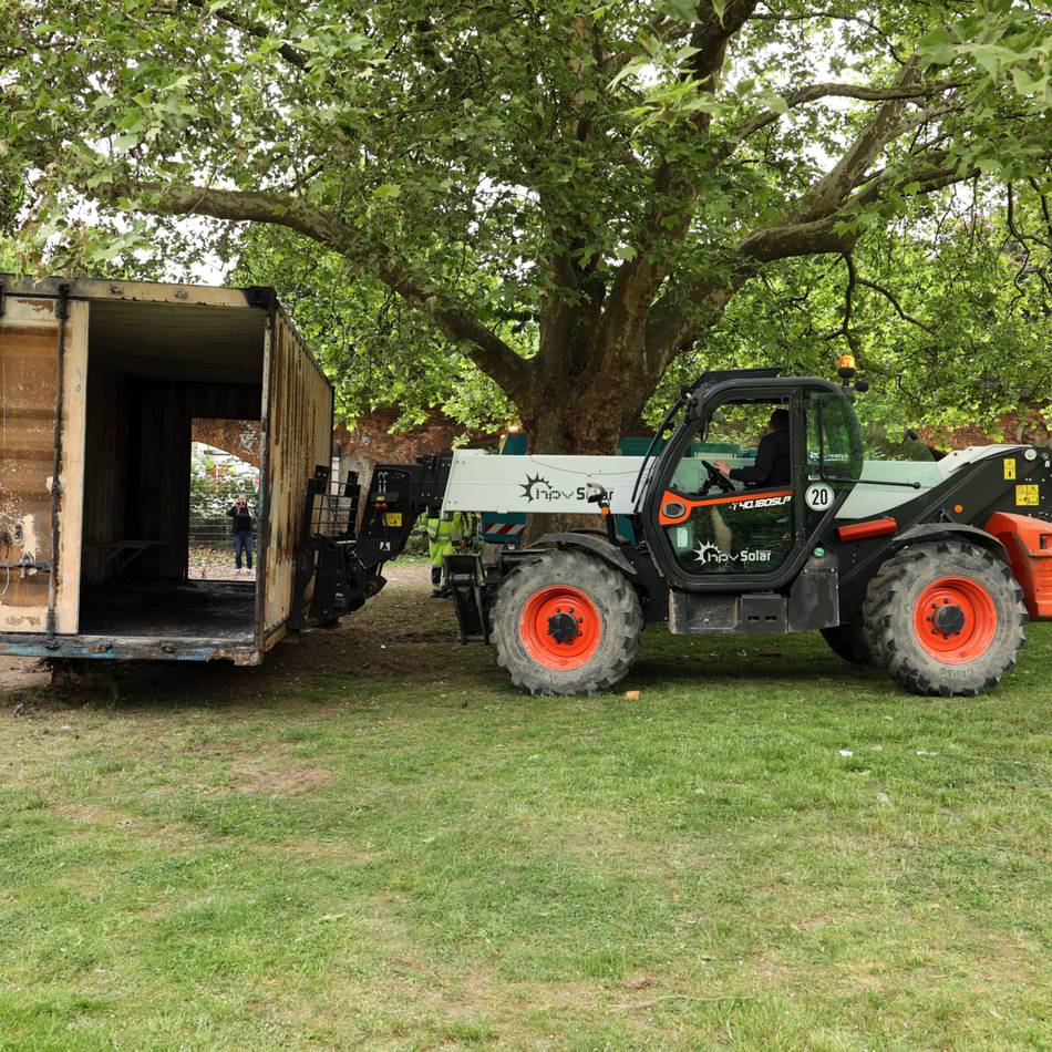 Abbau trotz Brands am Vortag: Die Zeit des Seecontainers in Mönchengladbach ist vorbei