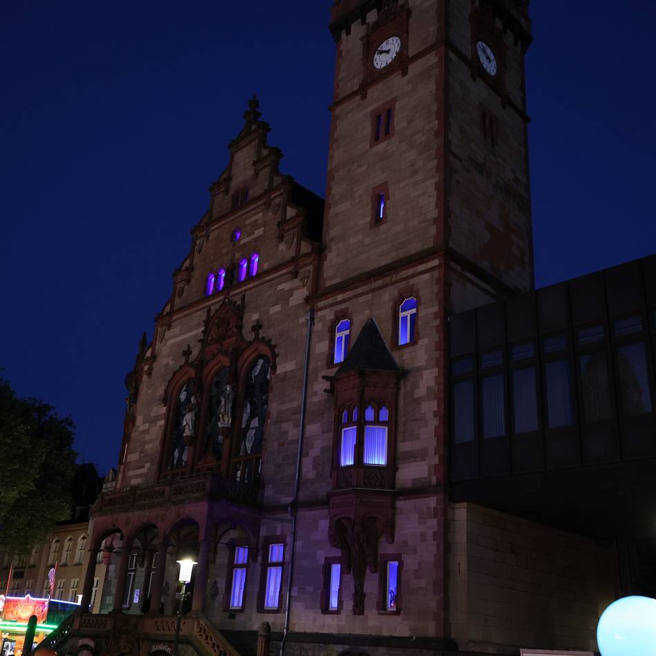 Aktion am Rathaus Rheydt in Mönchengladbach: Blaue Beleuchtung macht auf Fatigue-Syndrom aufmerksam