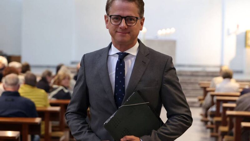 Veranstaltungsreihe in St. Franziskus Mönchengladbach: Beifall und Maibowle für lyrischen CDU-Generalsekretär