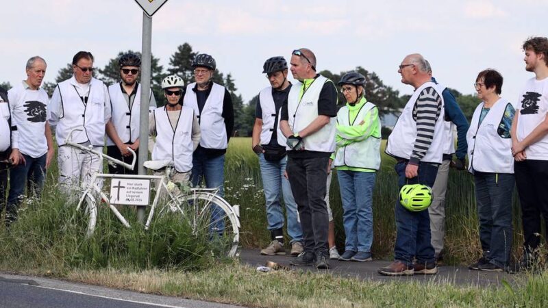 Zu den acht „Geisterrädern“ in Mönchengladbach: Radtour in Gedenken an gestorbene Fahrradfahrer