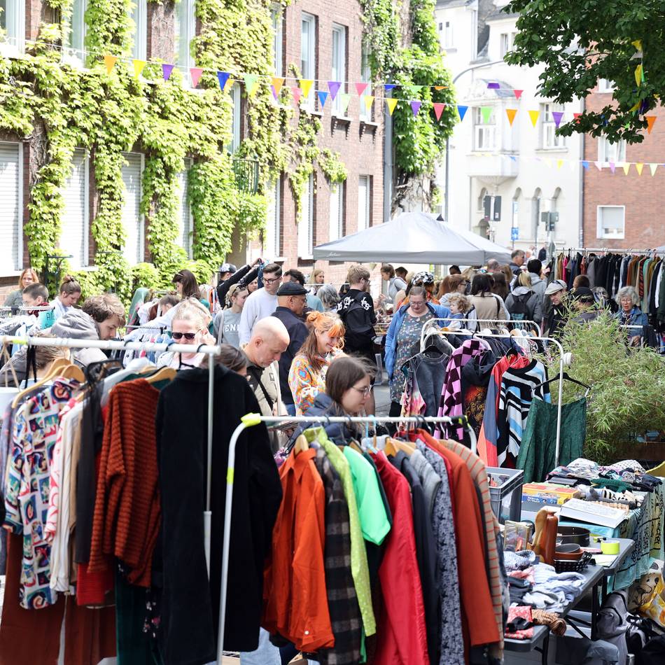 Flohmarkt in Mönchengladbach: „Handeln gehört dazu“ – volles Gründerzeitviertel beim Schillertrödel