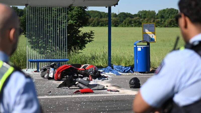 Schwerer Unfall in Moers: Rollerfahrer aus Rheinberg fährt in Bushaltestelle – Hubschrauber im Einsatz