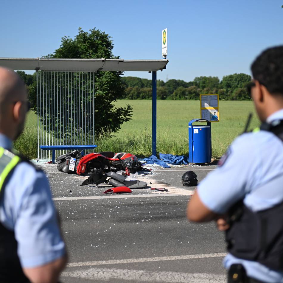 Schwerer Unfall in Moers: Rollerfahrer aus Rheinberg fährt in Bushaltestelle – Hubschrauber im Einsatz