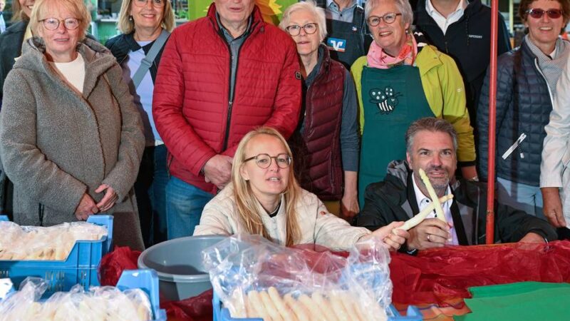 Wettbewerb auf dem Gelderner Wochenmarkt: „Ich habe mein eigenes Schälmesser mitgenommen“