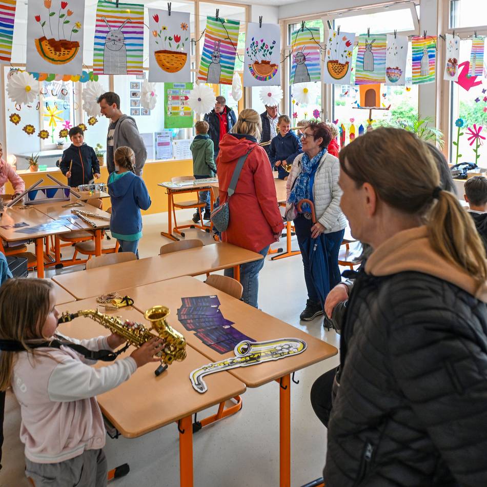 Grundschule in Wetten: Kinder feiern ihr neues Schulgebäude