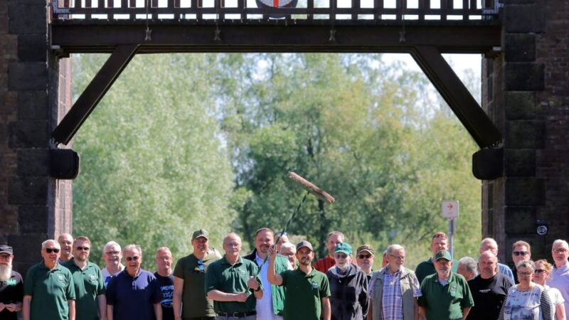 Pflege des Orsoyer Rheintors: Jetzt hat die zweite Kompanie den Schützenbesen