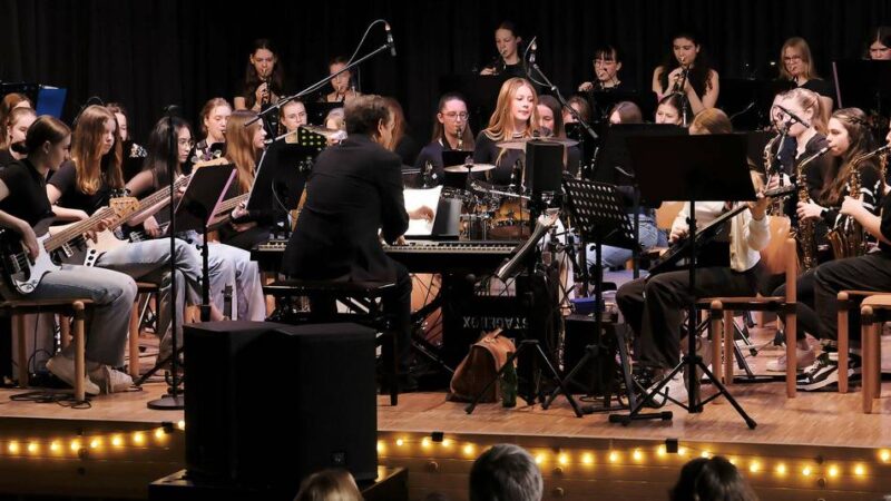 Auftritt im Sonsbecker Kastell: „Mr. Queens Big-Band“ gibt Frühjahrskonzert