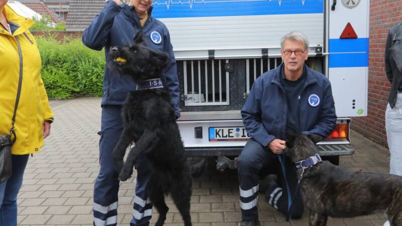 ISAR-Spürhunde zu Gast in Sonsbeck: Wie die Supernasen Menschen retten