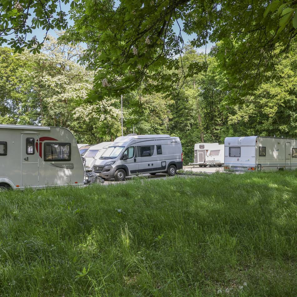 Parkplatznot in Solingen: Abgestellte Wohnmobile und Wohnwagen sorgen für Ärger bei den Anwohnern