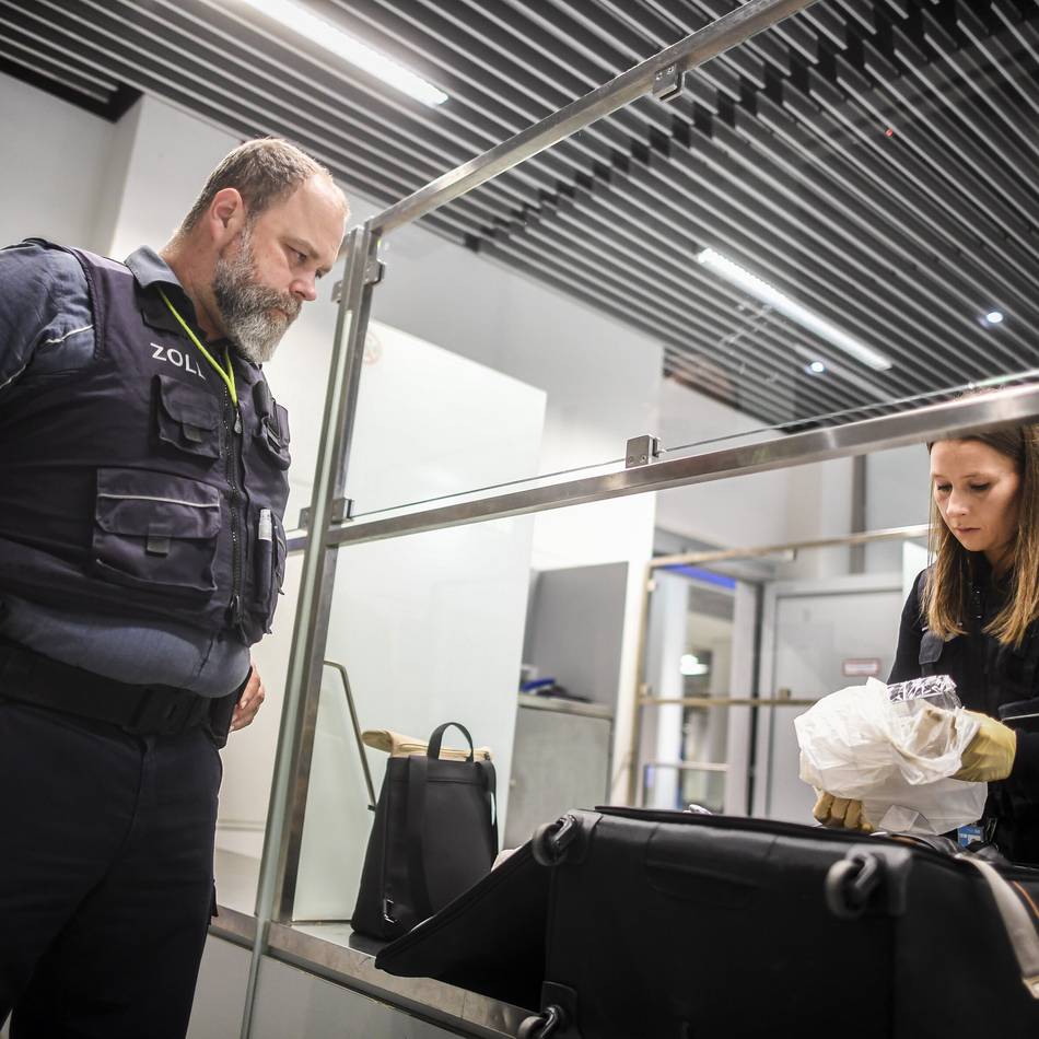 Düsseldorfer Flughafen: Zoll findet 70.000 Euro bei Arbeitslosen – was die Männer mit dem Geld vorhatten