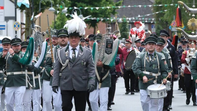 Schützenfest in Tiefenbroich: Gästescharen trotzen Wind und Regen