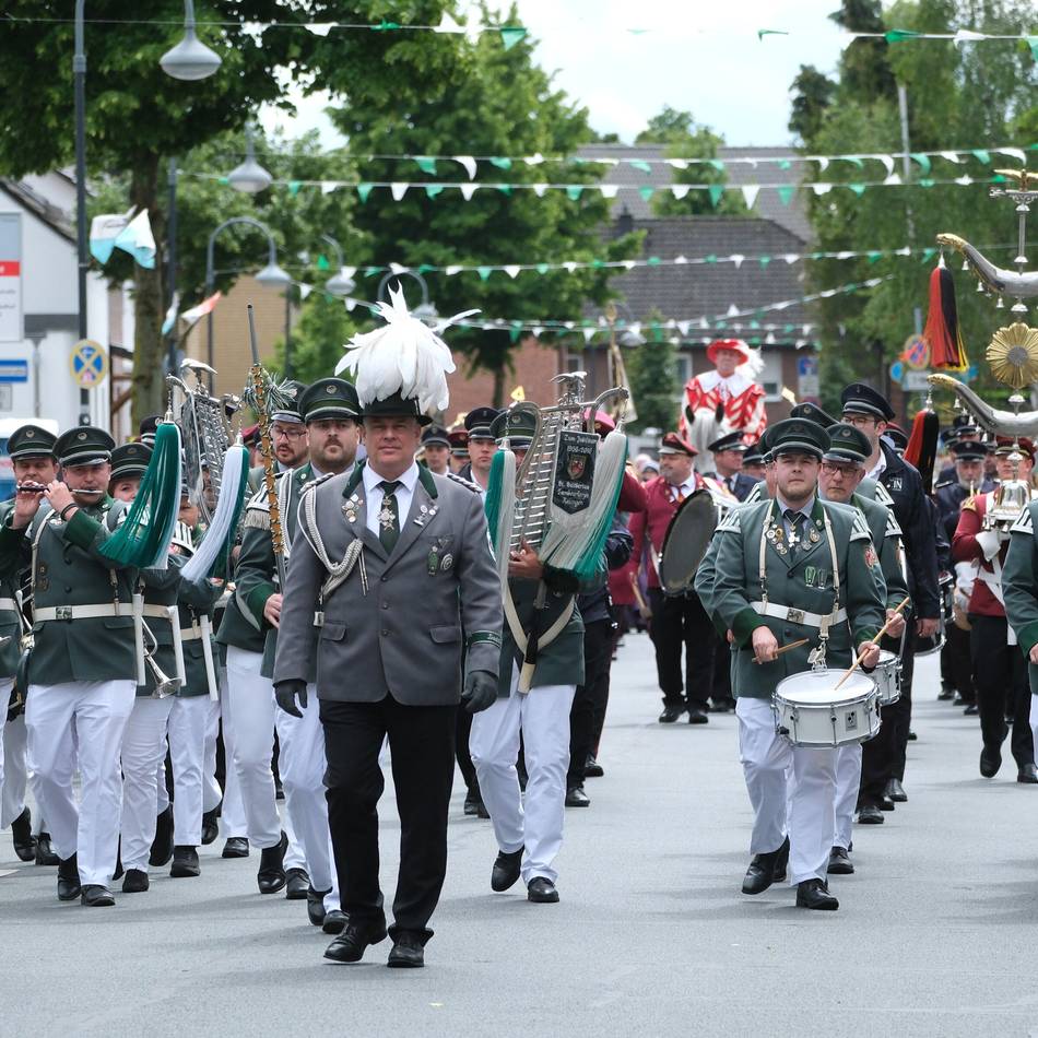 Schützenfest in Tiefenbroich: Gästescharen trotzen Wind und Regen