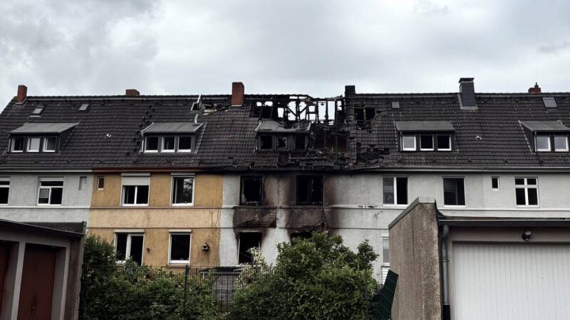 Mehrere Häuser unbewohnbar: Brand in Duisburg-Wedau – „Diese Straße ist verflucht“