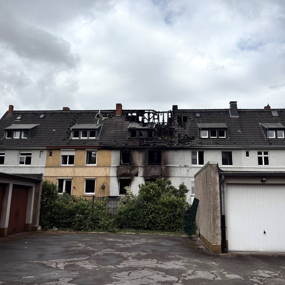 Mehrere Häuser unbewohnbar: Brand in Duisburg-Wedau – „Diese Straße ist verflucht“