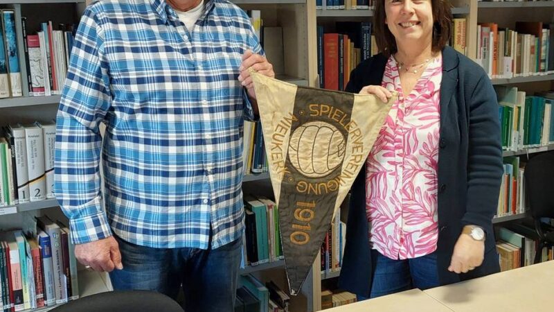 Ans Gemeindearchiv in Kerken: Nieukerker übergibt Wimpel und 60 Jahre altes Fußballtrikot