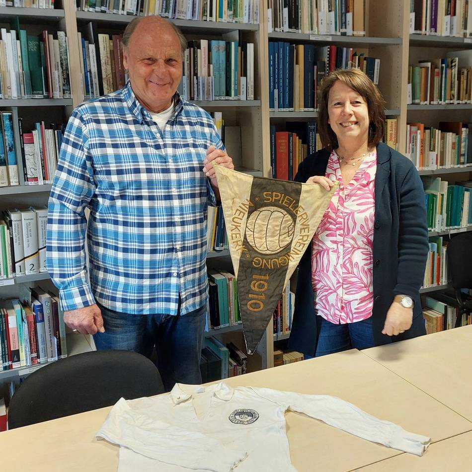 Ans Gemeindearchiv in Kerken: Nieukerker übergibt Wimpel und 60 Jahre altes Fußballtrikot