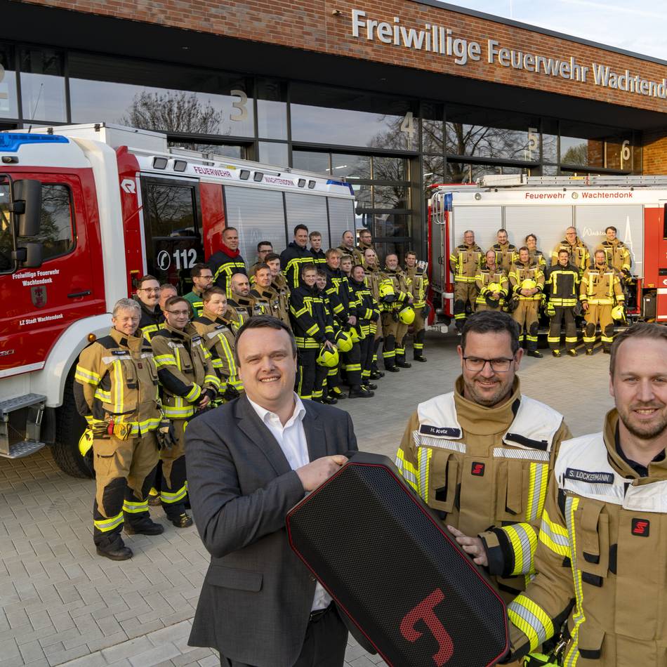 Moderner Klang für Sicherheit und Gemeinschaft: Feuerwehr Wachtendonk freut sich über neue Lautsprecherbox