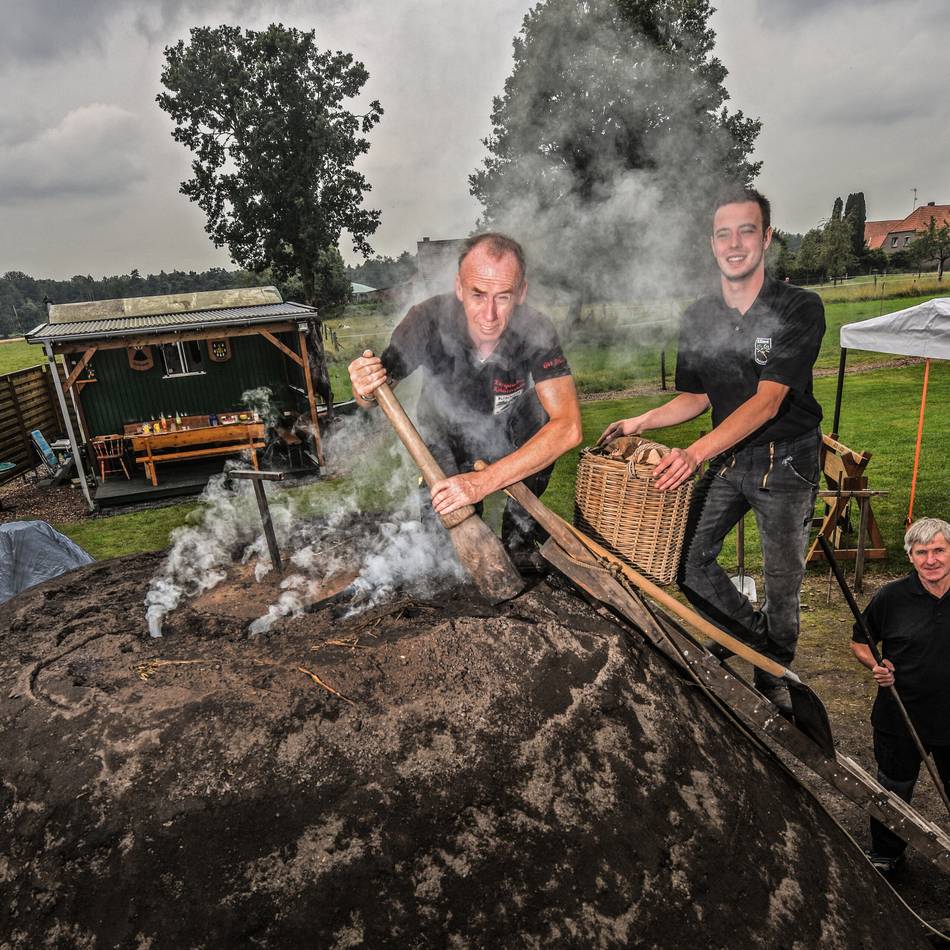 Meilerfest der Köhler: Ab Dienstag qualmt es wieder im Siedlerdorf Reichswalde