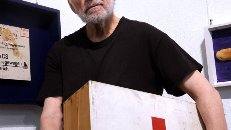 Ausstellung in der Leverkusener Christuskirche: Humorvolle Botschaften im Kartenformat