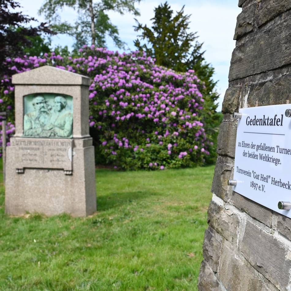 Weltkriegs-Gedenken in Radevormwald: Ehrendenkmal für gefallene Turnbrüder wurde erneuert