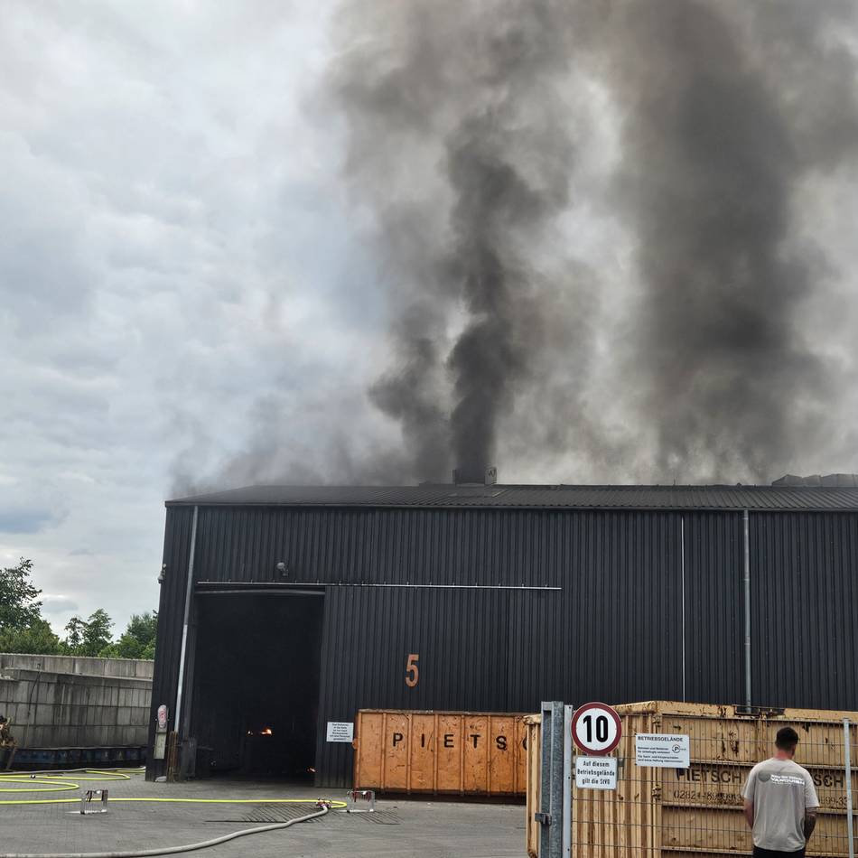Feuerwehr im Einsatz: Großbrand in Kleve – Recyclinghalle steht in Flammen