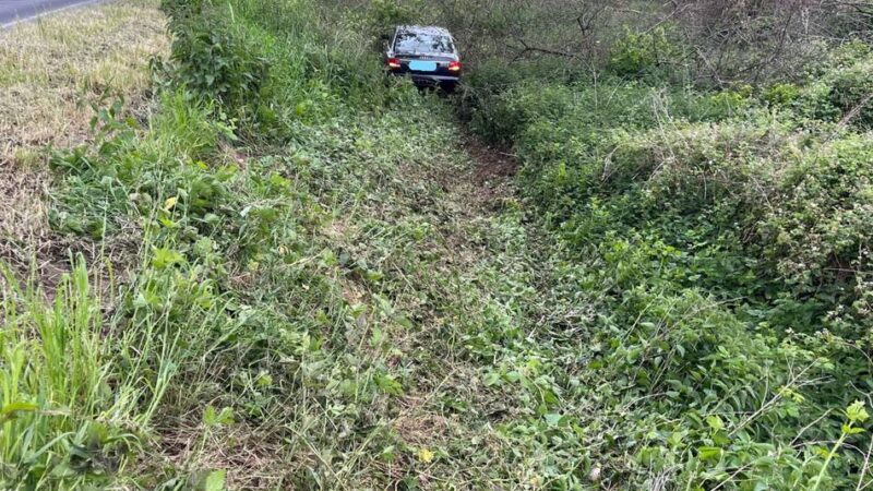Zeugen riefen in Kleve Polizei: Auto landet in Graben – Fahrer stark betrunken?