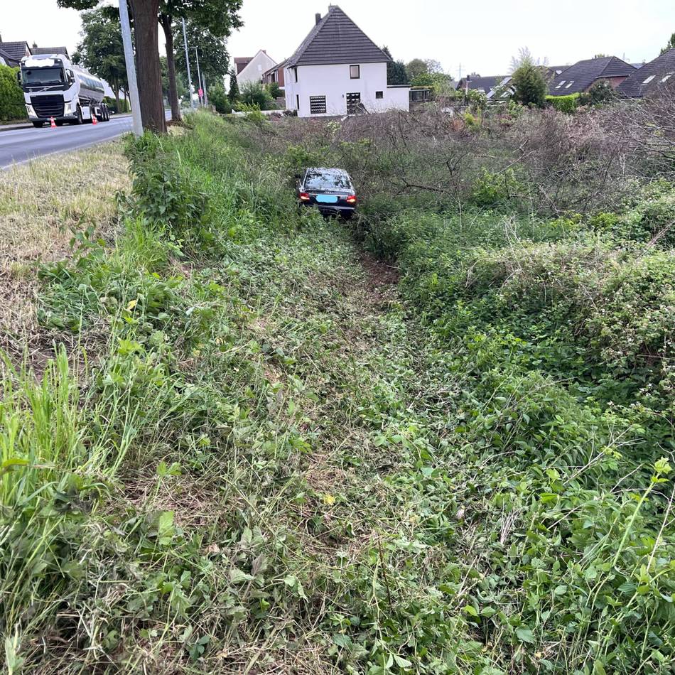 Zeugen riefen in Kleve Polizei: Auto landet in Graben – Fahrer stark betrunken?