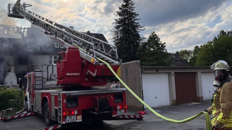Feuerwehreinsatz in Einfamilienhaus: Eine Tote nach Hausbrand in Duisburg entdeckt
