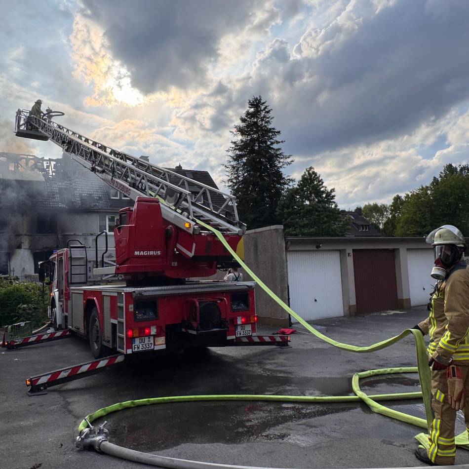 Feuerwehreinsatz in Einfamilienhaus: Eine Tote nach Hausbrand in Duisburg entdeckt