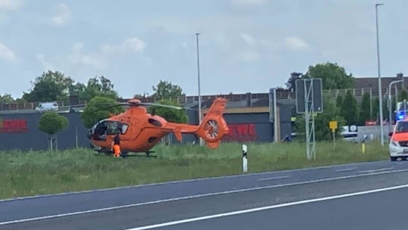 Hubschrauber im Einsatz in Korschenbroich: Rettungshubschrauber landete am Kreuz Mühlenstraße-Rochusstraße