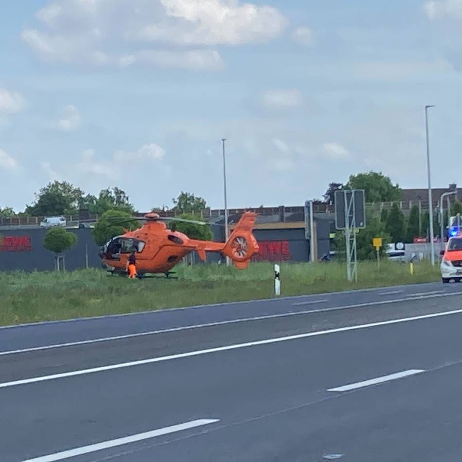 Hubschrauber im Einsatz in Korschenbroich: Rettungshubschrauber landete am Kreuz Mühlenstraße-Rochusstraße