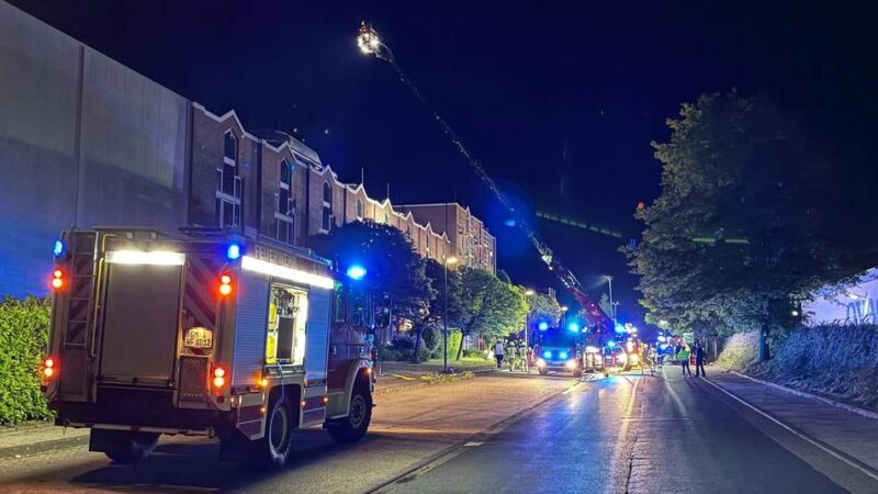 Hückeswagener Feuerwehr in Hämmern im Einsatz: Großbrand zerstört Produktionshalle