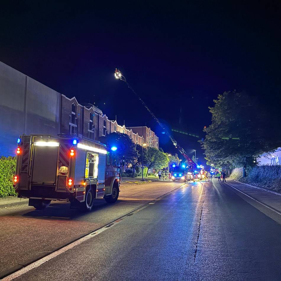 Hückeswagener Feuerwehr in Hämmern im Einsatz: Großbrand zerstört Produktionshalle