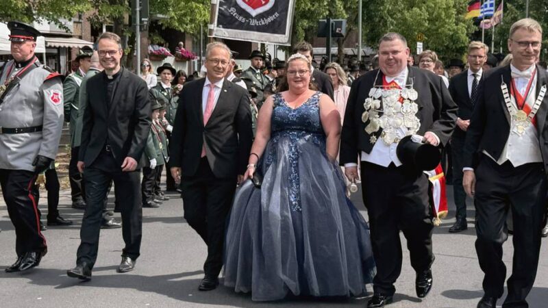 Schützenfest in Weckhoven: Bei der Parade kommt die Sonne raus