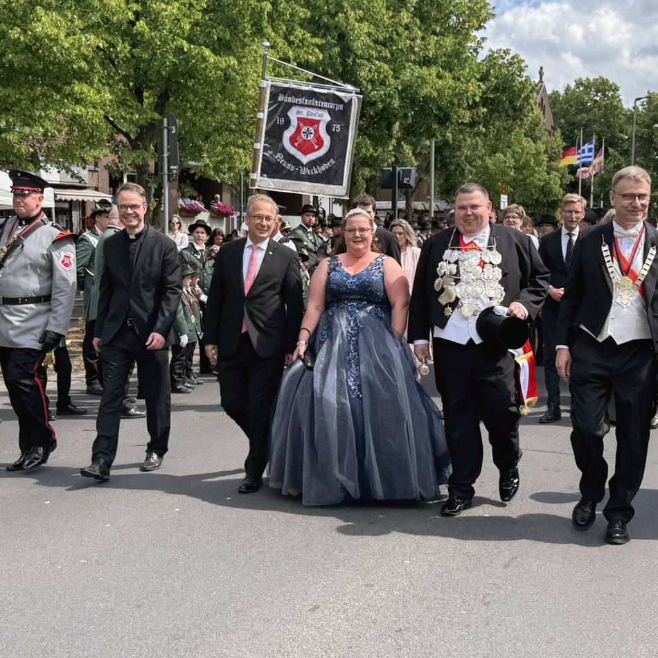 Schützenfest in Weckhoven: Bei der Parade kommt die Sonne raus