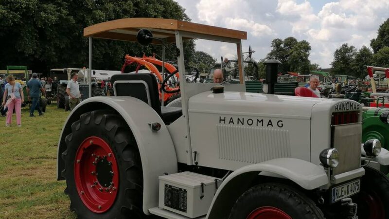 Landmaschinenfreunde Louisendorf: Treckertreffen an der Elisabethkirche in Bedburg-Hau