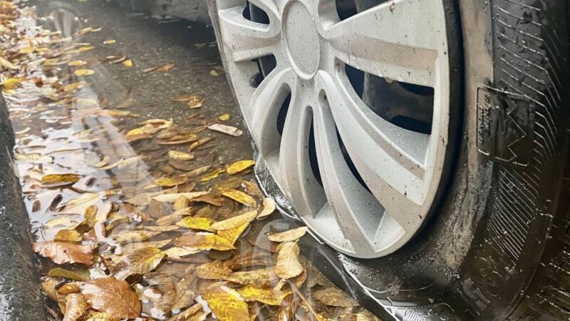 Die Polizei in Hilden ermittelt: Autoreifen in Serie zerstochen – Zeugen gesucht