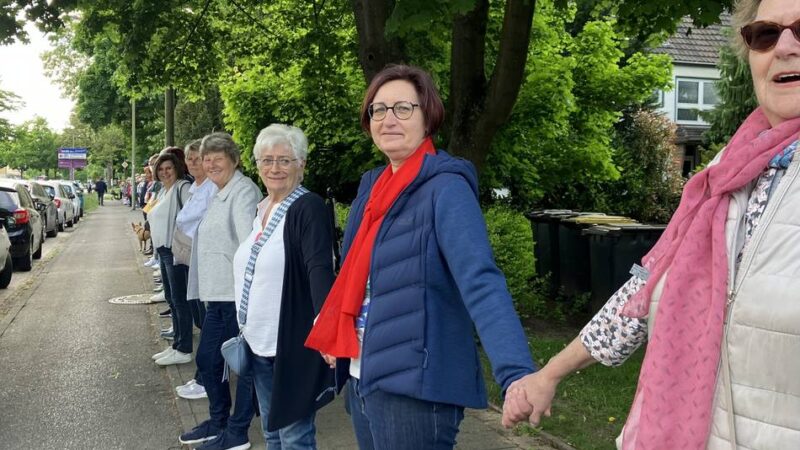 Aktion in Voerde: Hand in Hand für den Frieden – 80 Jahre nach Kriegsende