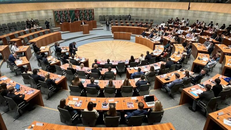 Politik hautnah erleben: Jugendliche aus dem Kreis Kleve können sich für den Jugendlandtag bewerben