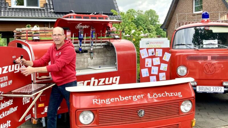 Herzensprojekt von Hamminkelner Familie: „Die wohl kleinste Cocktailbar der Welt“ – Wie ein Bulli und ein Anhänger zum Hingucker werden
