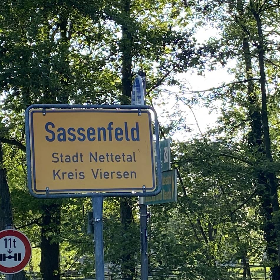 Frühjahrsputz in Nettetal: Baubetriebshof reinigt Ortseingangsschilder