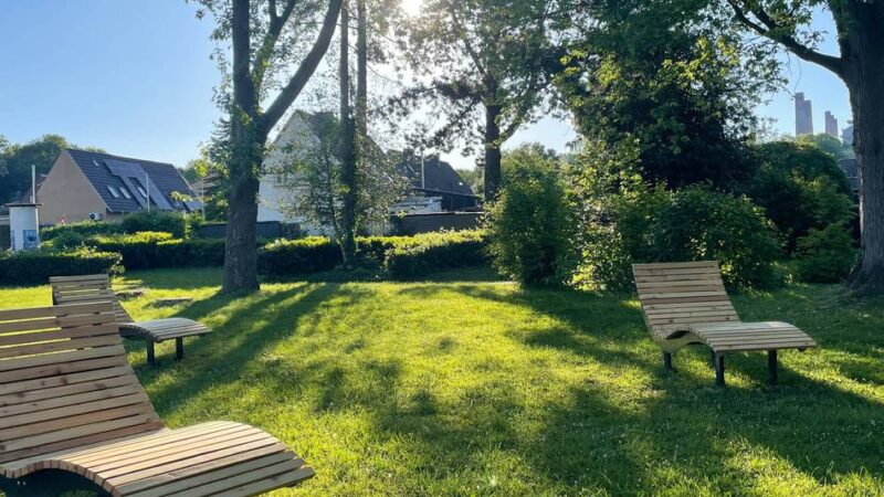 Grünanlage in Grevenbroich: Drei neue Liegen für mehr Komfort im Altenpark