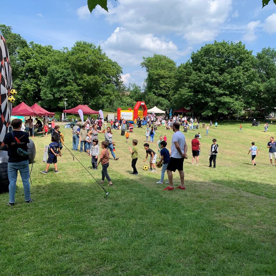 Aktion in Ratingen West: Großes Kinderspielfest mit Familienpicknick am Rodelberg