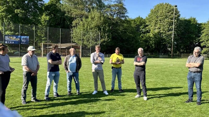 Platzbegehung bei Arminia Kapellen-Hamb: FDP begrüßt Fortschritte bei Kunstrasenplatz in Kapellen
