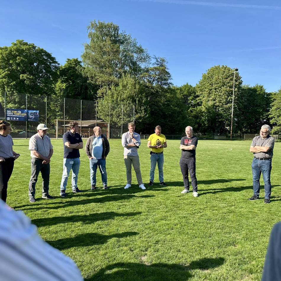 Platzbegehung bei Arminia Kapellen-Hamb: FDP begrüßt Fortschritte bei Kunstrasenplatz in Kapellen