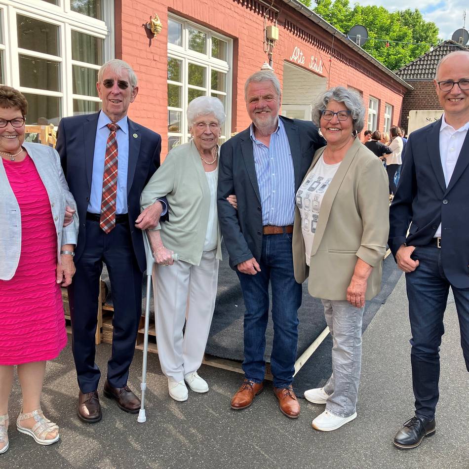 Ex-Königstreffen in Steinforth-Rubbelrath: Als die Königin in Pantoffeln statt in Pumps zur Parade kam