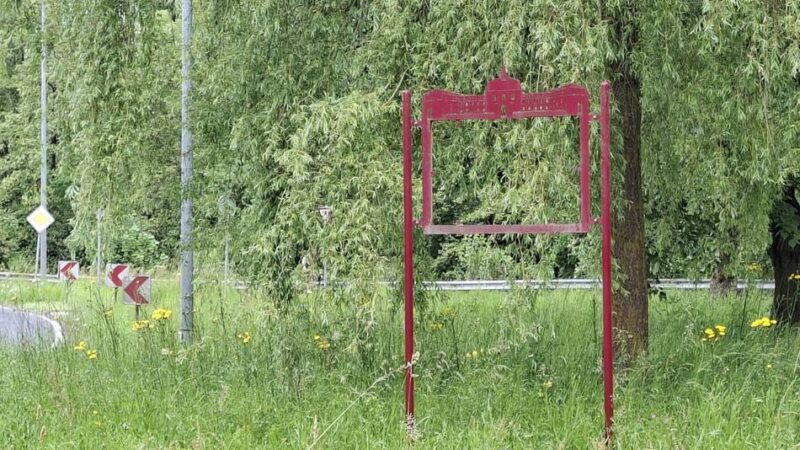 Kurioser Diebstahl in Mönchengladbach: Wickrather Begrüßungsschild von Unbekannten „fein säuberlich“ entwendet