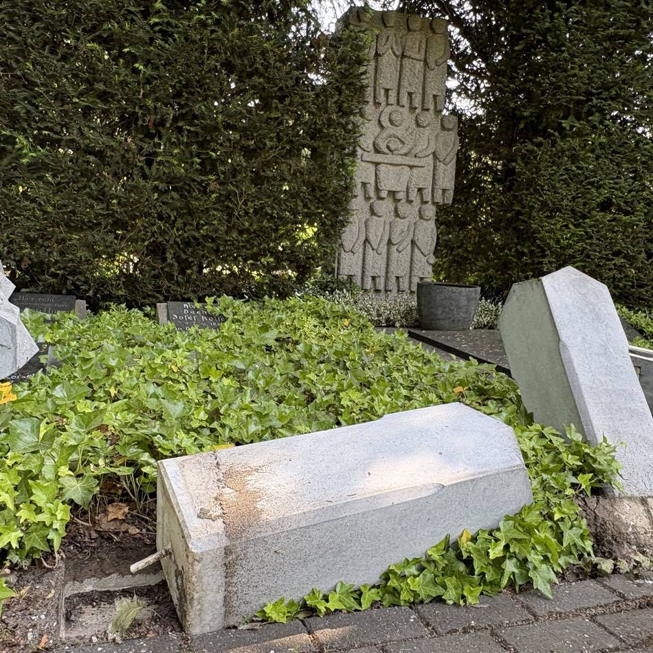 Nächtliche Tat in Meerbusch: Gräber auf Büdericher Friedhof zerstört