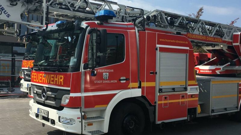 An Gesundheitszentrum in Dinslaken: Brand auf Balkon – Feuerwehr rechnet zunächst mit Schlimmerem